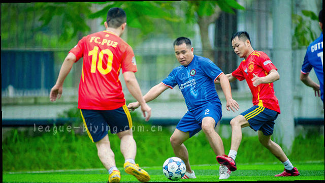 足球运动员争抢头球的动态画面
